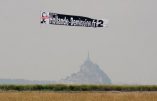 La banderole Hollande Démission survole le Mont Saint-Michel