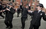 Des policiers britanniques en uniforme et en service dansent à la gay pride…