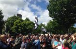 Ploërmel – Les Bretons manifestent pour sauver la statue de Jean-Paul II qui dérange les laïcistes