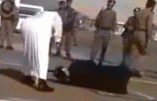 La police du roi d’Arabie décapite une femme au sabre, en pleine rue – Vidéo