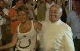 Frigide Barjot danse en petite tenue avec le curé de Saint-Tropez