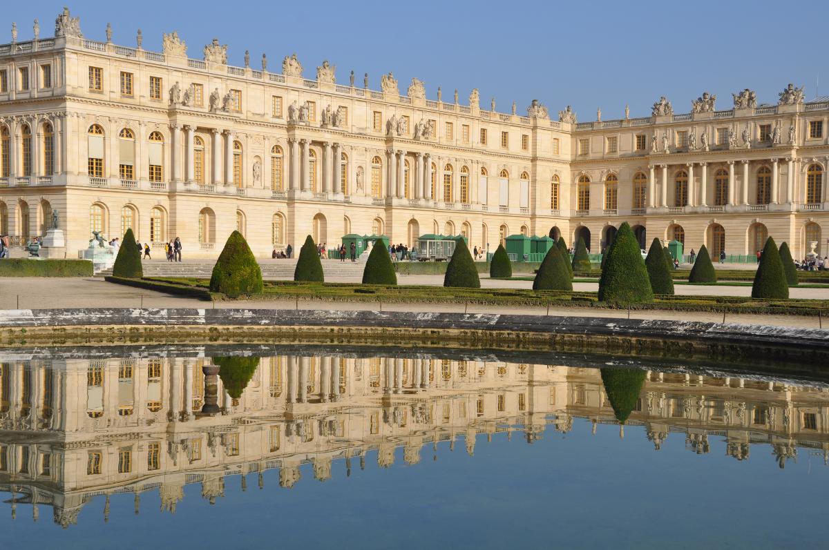 Про версаль. Версальский дворец дворцы Франции. Версальский дворец парковый комплекс. Замок Версаль (Chateau de Versailles). Парковый ансамбль Версаля во Франции.
