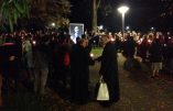 Stop à la christianophobie – A l’appel de la FSSPX, 300 personnes se sont rassemblées pour dénoncer le spectacle blasphématoire de Castellucci joué au Théâtre de Vidy à Lausanne