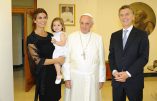 Le pape François recevant le Président argentin, Maurice Macri, avec sa troisième femme, Juliana Awada