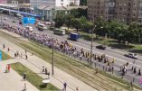 Une gigantesque procession pour la paix partie de l’Ouest de l’Ukraine (réputé pro-UE) vers Kiev: le gouvernement aux abois