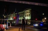 Des policiers attaqués au couteau devant le palais de Buckingham