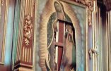 Antichristianisme au Mexique : une femme lacère les tableaux représentant la Vierge de Guadalupe