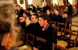 Vidéo – Honneur aux jeunes catholiques venus réparer le sacrilège à l’église Notre-Dame des Blancs Manteaux