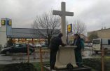 Hongrie : une croix érigée devant Lidl qui censure les croix !