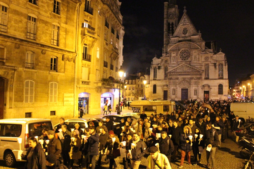 Reportage photos Paris, procession aux flambeaux