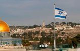 An Israeli flag flutters on the roof of a buiding of the Jewish Quarter in the Old City of Jerusalem opposite the Dome of the Rock (L) in the Al-Aqsa mosque compound, on December 5, 2017. The EU's diplomatic chief Federica Mogherini said that the status of Jerusalem must be resolved "through negotiations", as US President Donald Trump mulls recognising the city as the capital of Israel. / AFP / THOMAS COEX