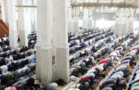 Fedeli islamici riuniti in preghiera alla Moschea di Roma. ANSA/CLAUDIO PERI