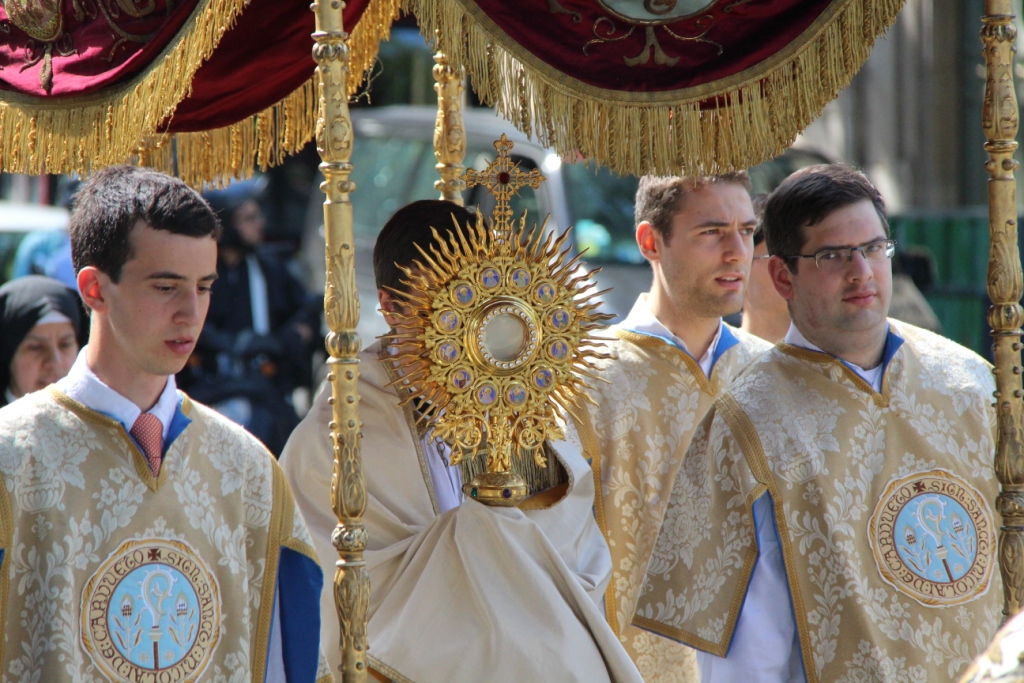 Magnifique procession de la Fête Dieu 2018 à Paris - medias-presse.info