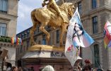 Les militants homosexuels s’en prennent à la statue de Jeanne d’Arc durant leur « Marche des Fiertés »