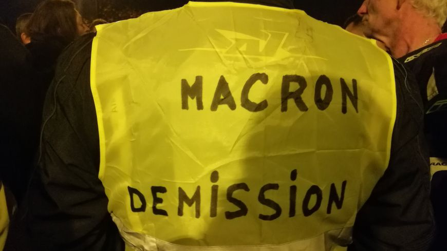  Même Bolloré est bloqué - Gilet-jaune-macron-demission