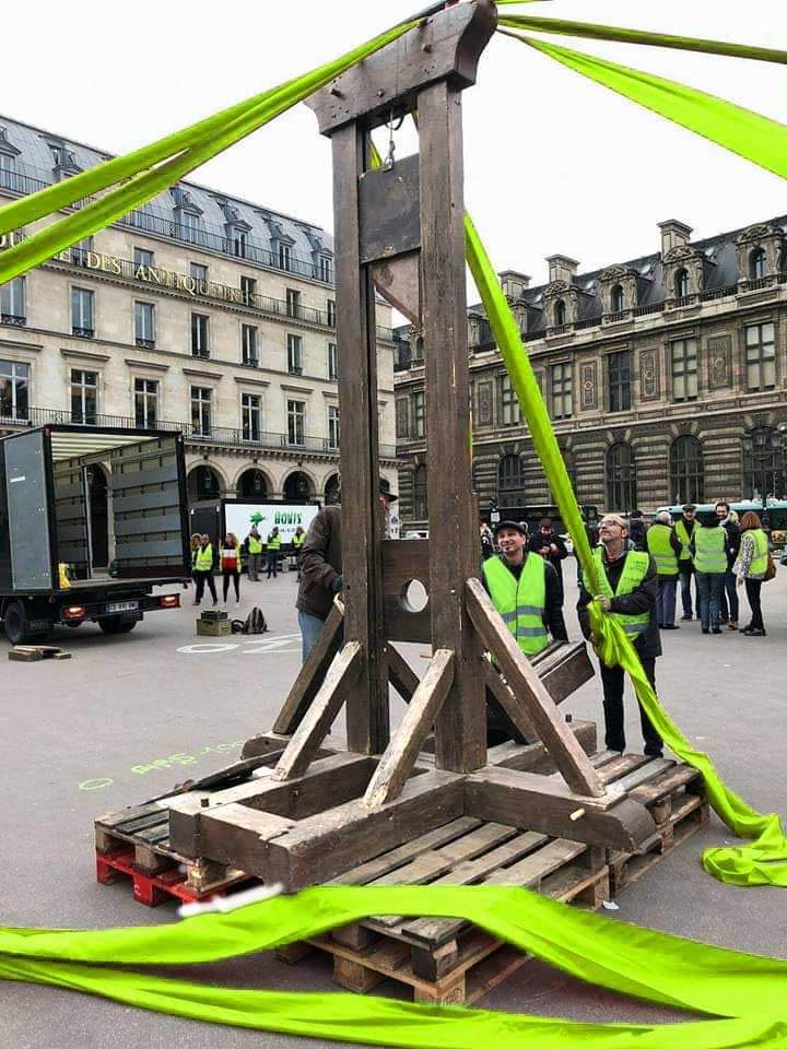 gilets-jaunes-guillotine.jpg