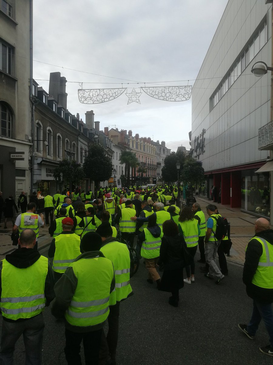 Acte Vi à Tarbes La Foule Chante Macron On Vient Te