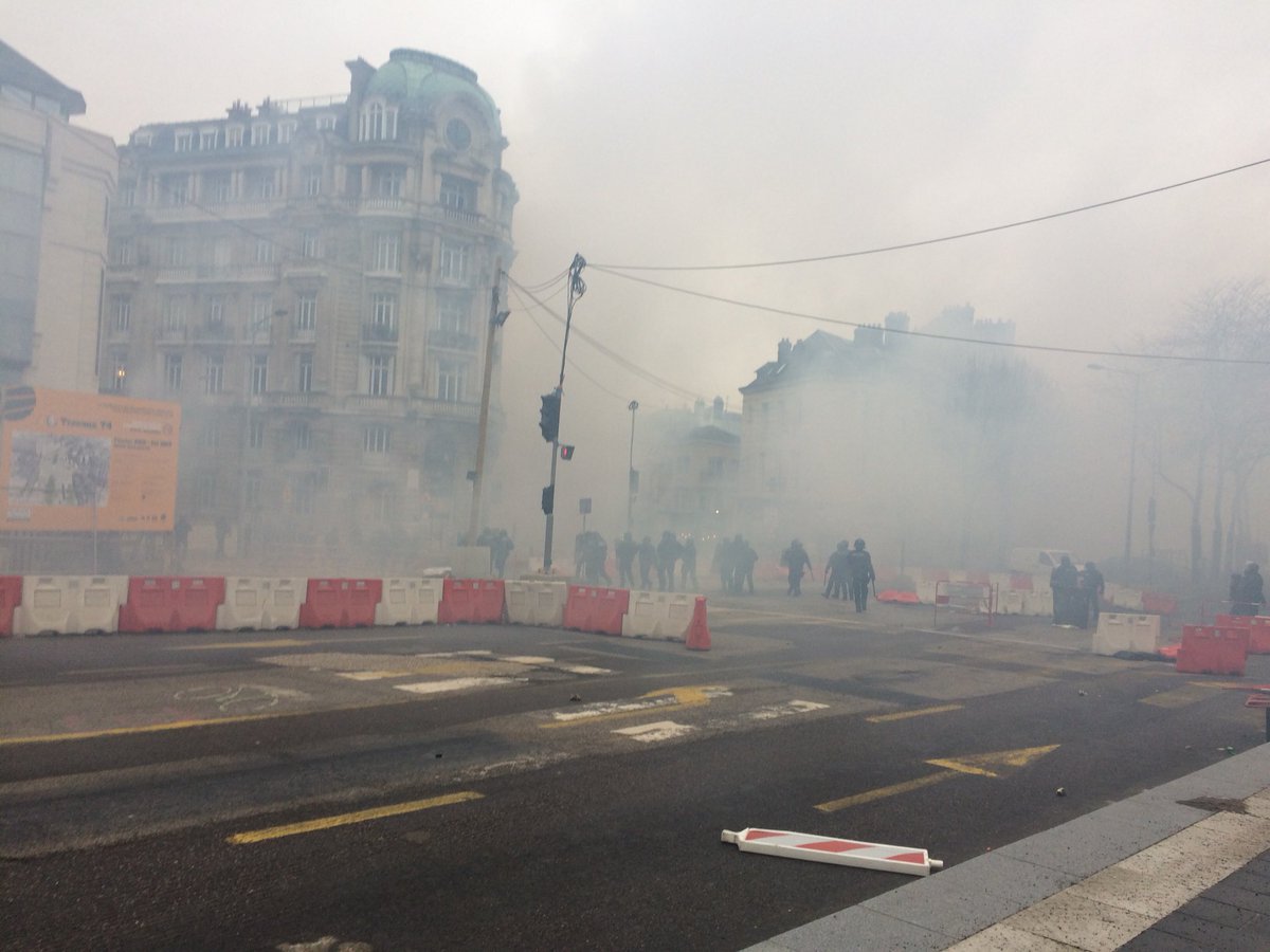 Acte Vii à Rouen Les Gendarmes Lancent Les Grenades