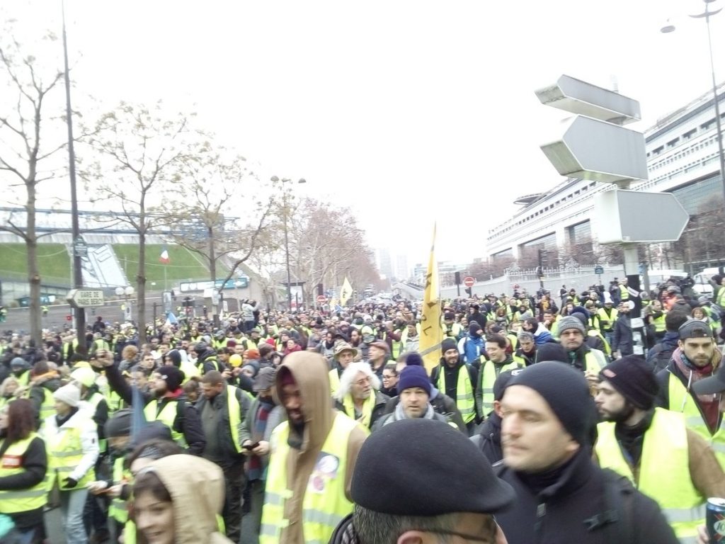 Acte Ix à Paris Des Milliers De Gilets Jaunes Quittent