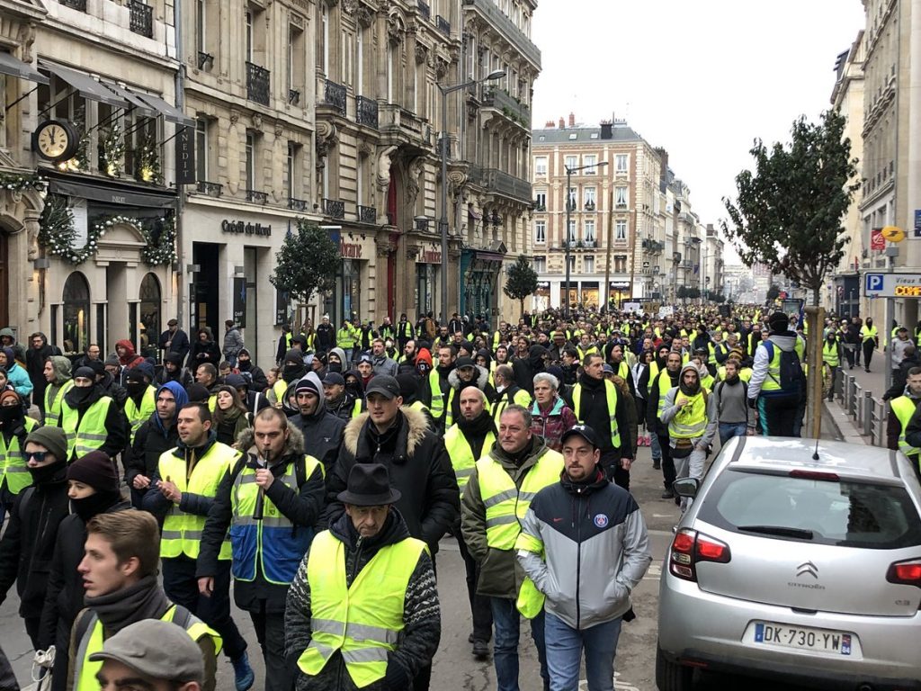 Gilets Jaunes Voitures Incendiées Jets De Pavés Et Feux