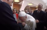 Pape François : un baiser de trop à une fausse victime d’abus