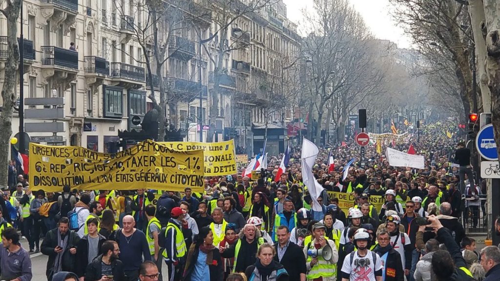 Résultat de recherche d'images pour "GILETS JAUNES sacre coeur"