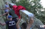 Des militants d’Egalité & Réconciliation érigent une Croix au sommet du Roc Saint Sauveur