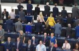 Les eurodéputés du Brexit Party tournent le dos durant l’hymne européen