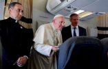 Pope Francis (2ndL), flanked by his spokesperson Matteo Bruni (3rdL) and Pope's trip organizer father Mauricio Rueda, listens journalists' questions during his flight from Antamanarivo to Rome, on September 10, 2019, after his seven-day pastoral trip to Mozambique, Madagascar, and Mauritius. / AFP / POOL / Alessandra Tarantino