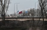 This picture taken on March 3, 2020 shows Greek and a Turkish flags wave on the bridge at the border Greece-Turkey. - Greece was on a state of alert on March 1, 2020 as it faced an influx of thousands of migrants seeking to cross the border from Turkey, with locals fearing a new immigration crisis. More than 13,000 migrants have gathered on the Turkish side of the river which runs 200 kilometres (125 miles) along the frontier and separates them from Greece and therefore the European Union. The flow of migrants from Turkey has triggered EU fears of a re-run of the 2015 migrant emergency when Greece became the main EU entry point for a million migrants, most of them refugees fleeing the Syrian civil war. (Photo by Sakis MITROLIDIS / AFP)