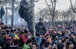 Des militaires turcs parmi les foules d’immigrés qui tentent de pénétrer en Grèce