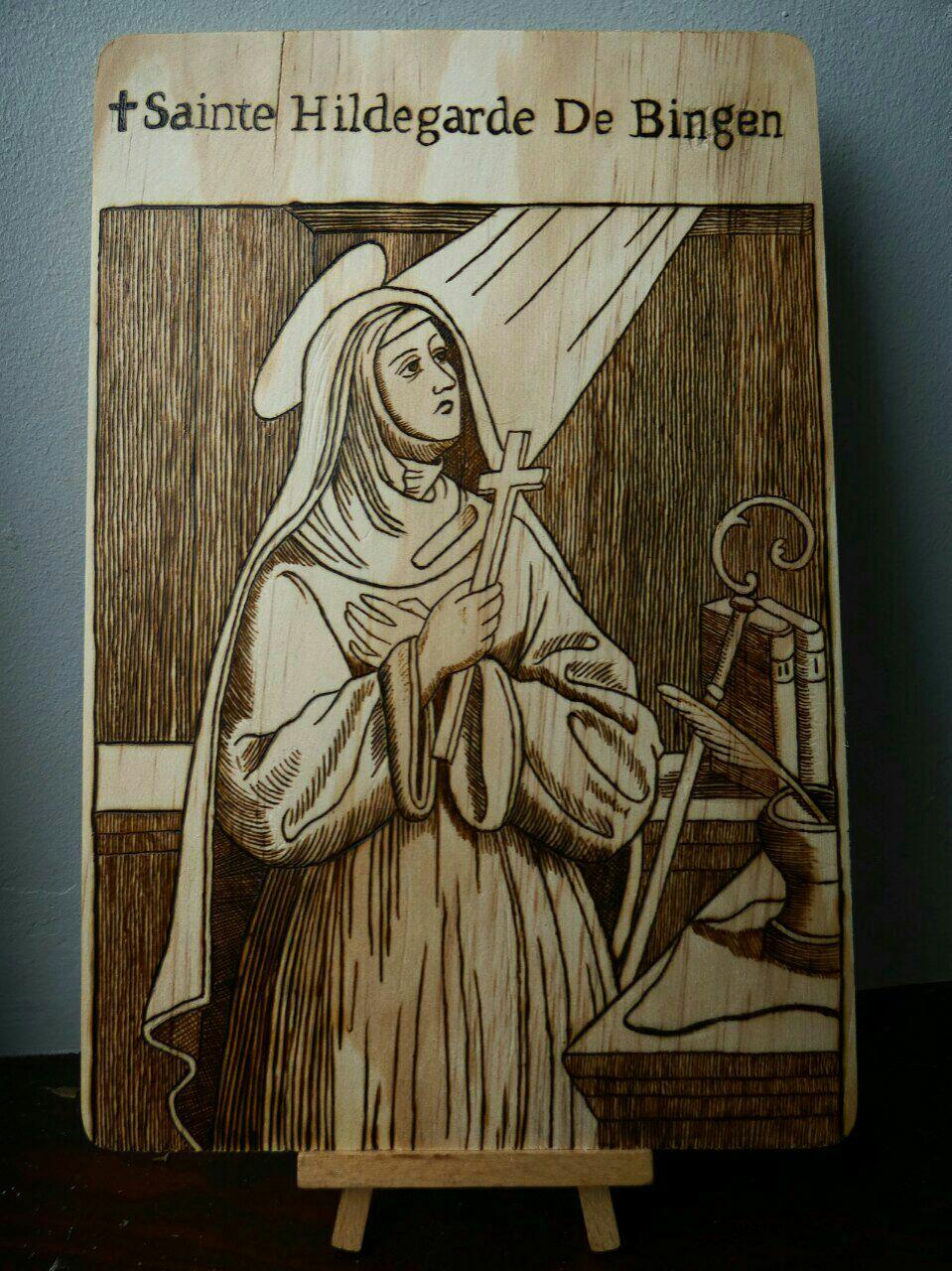 Sainte Hildegarde de Bingen (pyrogravure) mediaspresse.info