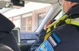 En Estonie, la police humilie les opposants à la dictature sanitaire, allant jusqu’à faire déshabiller un homme âgé en pleine rue