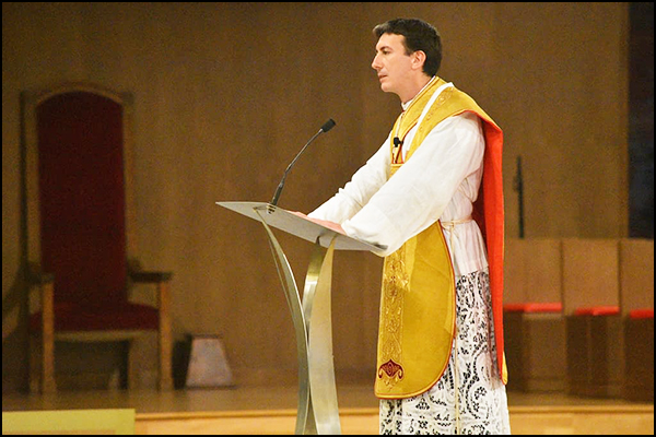 Sermon de M. l’abbé Michel de Sivry à Lourdes : « Mgr Lefebvre a estimé en prudence devoir sacrer des évêques »