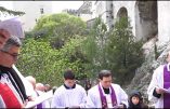 Le traditionnel chemin de croix des Pénitents Noirs d’Avignon, par Jacques et Jean-Paul Buffet