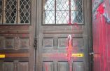 Angers : les antifas s’attaquent à une église et ses fidèles, la police laisse faire