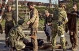 Des soldats russes fouillent des soldats ukrainiens évacués d'Azovstal, selon des images fournies mardi par le Ministère russe de la défense.