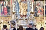 Les champions de football du Real Madrid remettent leurs trophées à la Vierge Marie à la cathédrale Notre-Dame de Madrid