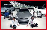 Des fanatiques écolos-bobos collés au sol du musée Porsche sont laissés 42 heures sans lumière ni chauffage