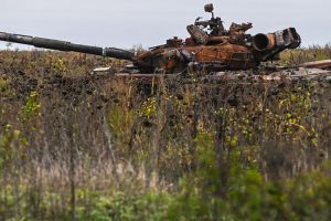 A burnt abdandonned Russian tank sits in a sunflower field near Izyum, eastern Ukraine, on October 1, 2022, amid the Russian invasion of Ukraine. (Photo by Juan BARRETO / AFP)