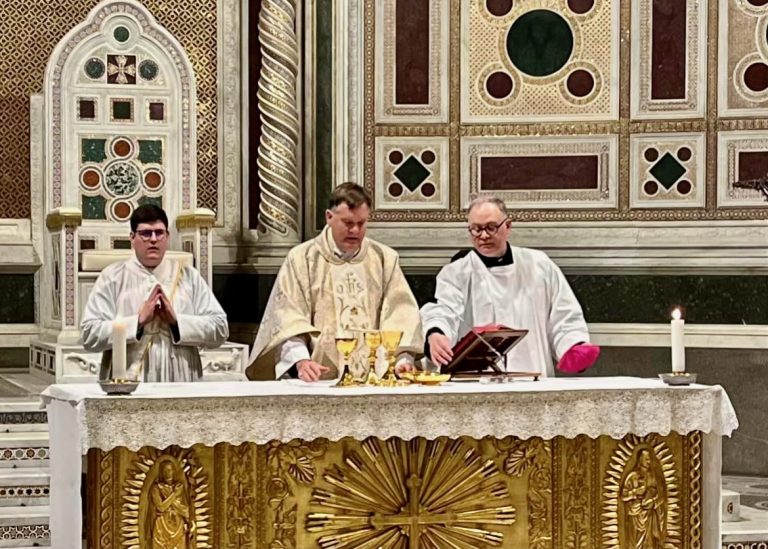 Célébration anglicane par "l'évêque" anglican Jonathan Baker à Saint Jean de Latran, Rome