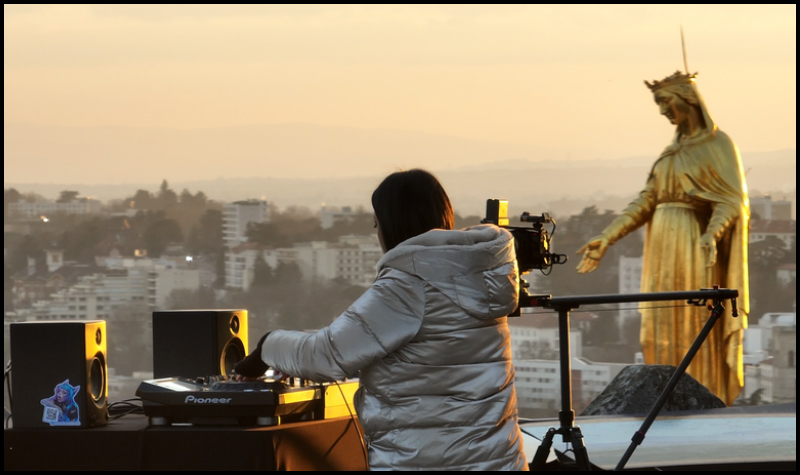 Dj et rappeurs sur le toit de Notre-Dame de Fourvière, Lyon vingt-sept avril 2023