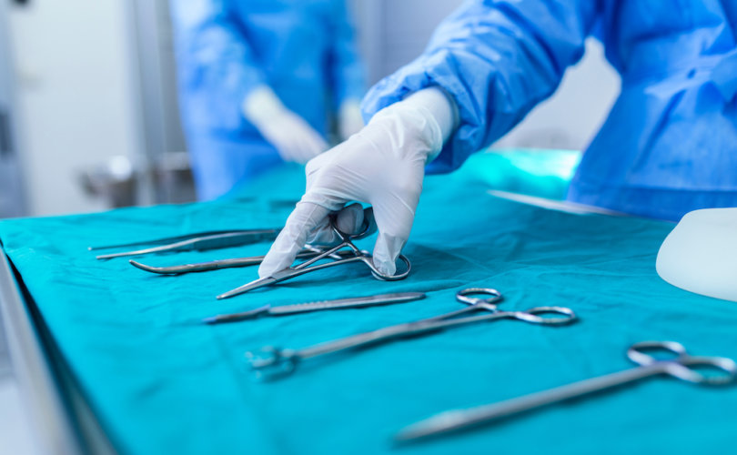 20 procureurs se mobilisent contre les mutilations transgenres considérées comme des expériences