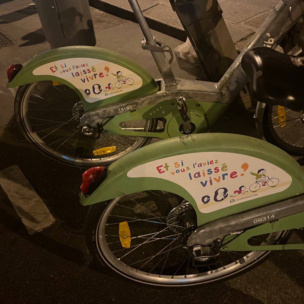 Les autocollants pro-vie sur les vélos parisiens de velib font scandale 