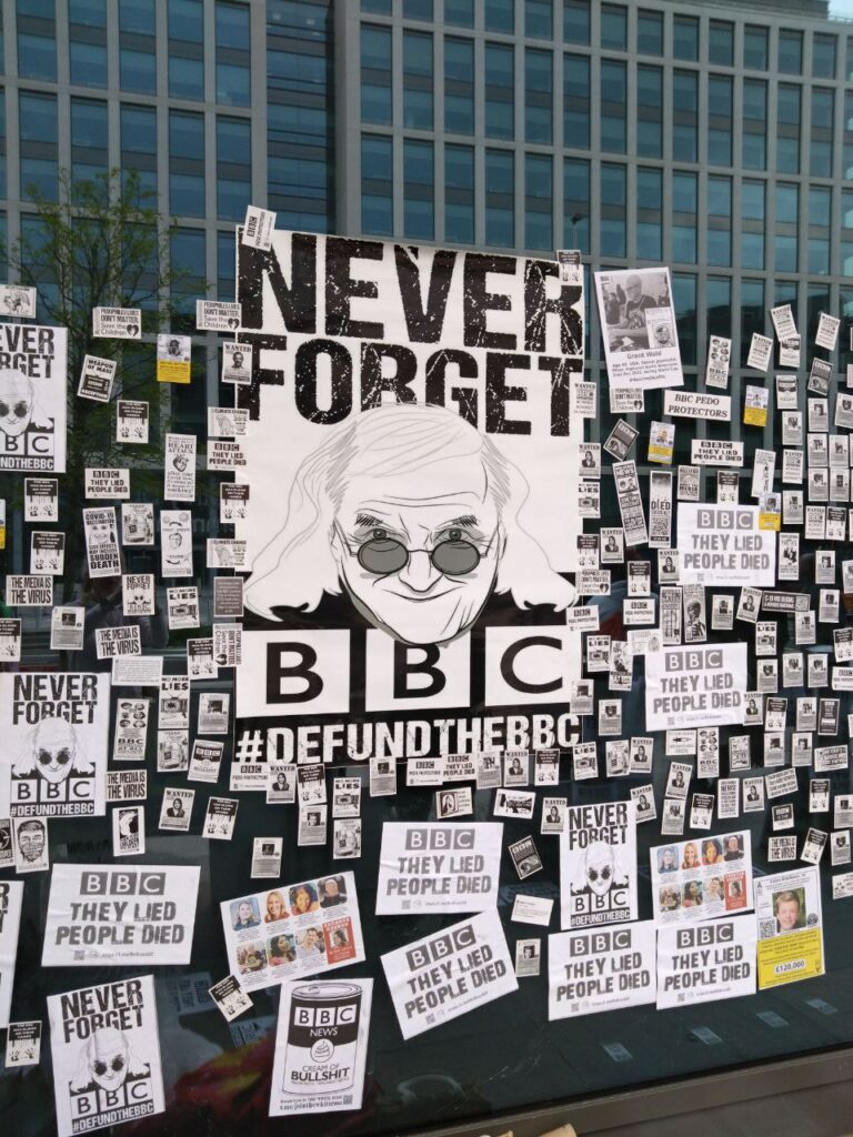 Opération "Les médias sont le virus" au siège de la BBC à Cardiff, avec le portrait de l'ex-animateur de la BBC et pédophile Jimmy Saville