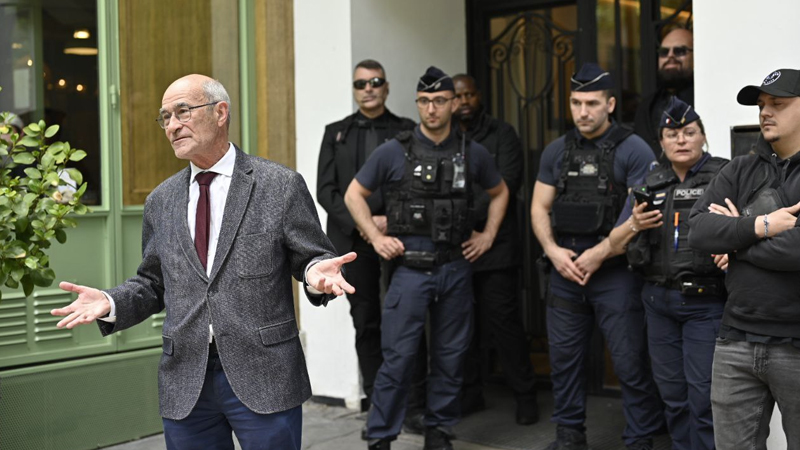 Jean-Yves Le Gallou contraint d'annoncer au public que le colloque de l'Illiade est interdit