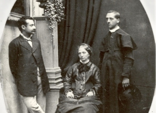 Le prêtre Edgard Mortari avec sa mère. 
