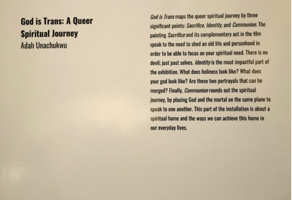 Panneau explicatif de l'exposition "d'art transgenre" blasphématoire accueillie dans une église de New York