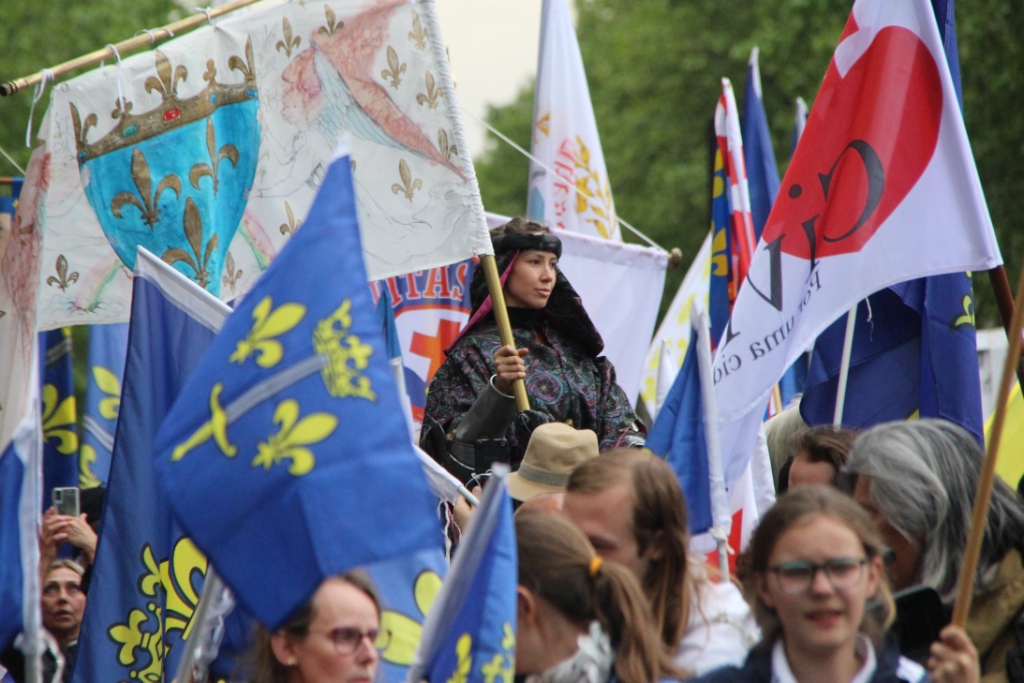 Une forêt d'étendards pour honorer Sainte Jeanne d'Arc