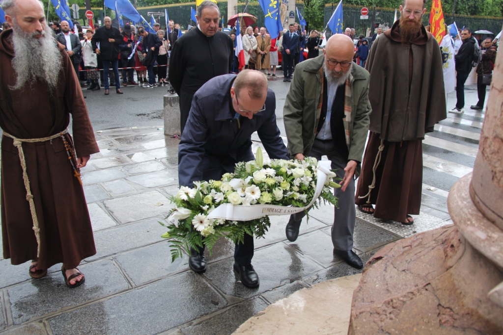 Le dépôt de la gerbe de fleurs aux pieds de la statue équestre de Sainte Jeanne d'Arc